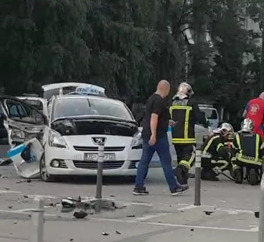 Sudarili se BMW i taksi: 'Jedan od njih je prošao kroz crveno...'