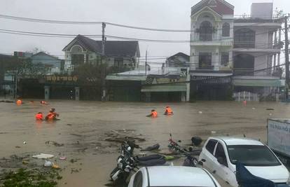 Strava u Vijetnamu! Najmanje 15 ljudi poginulo u poplavama i klizištima, kuće pod vodom...