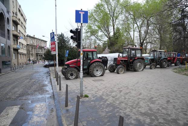 Beograd: Oštećeni traktori parkirani oko Pionirskog parka