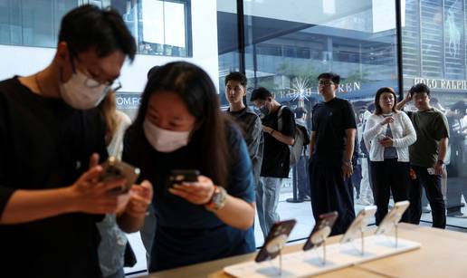 VIDEO Novi iPhone 18 krenuo u prodaju, ovo su snimke iz Kine