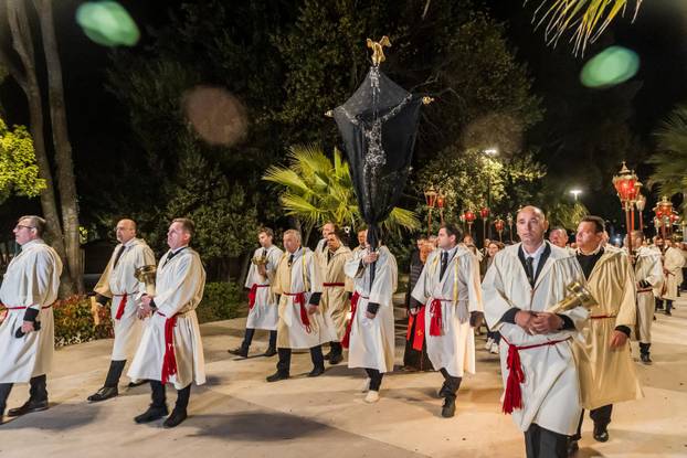 Jelsa: Ispraćaj jelšanskog križa i početak procesije "Za križen"