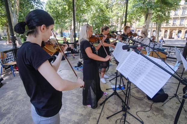Zagreb: Gluhe violinistice svirale za građane u paviljonu na Zrinjevcu