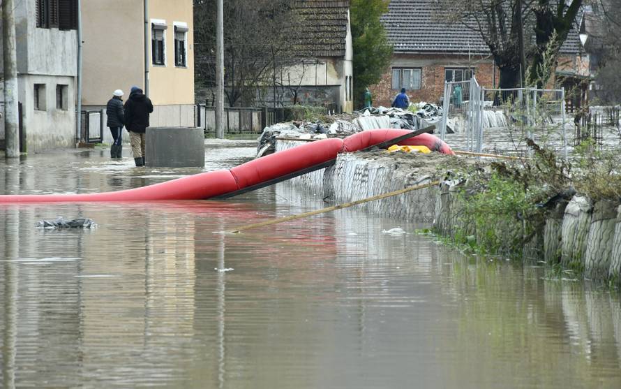 Dio Hrvatske Kostajnice pod vodom, izlila se rijeka Una