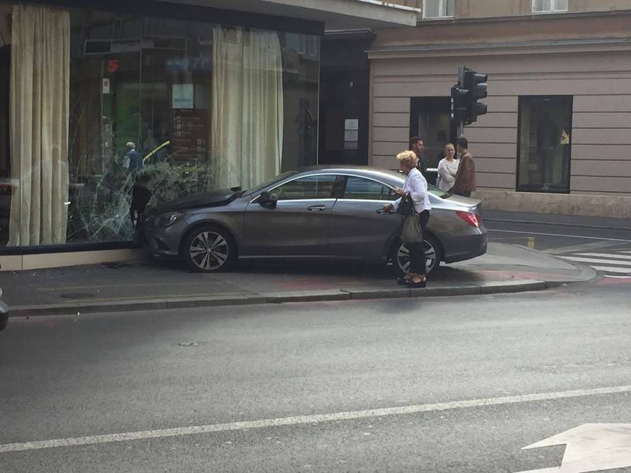 Autom u izlog: 'Pokosila bi me da sam krenula sekundu ranije'