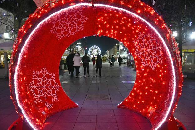 FOTO Čarolija Adventa: Diljem Hrvatske zablistali su gradovi, pogledajte prekrasnu atmosferu