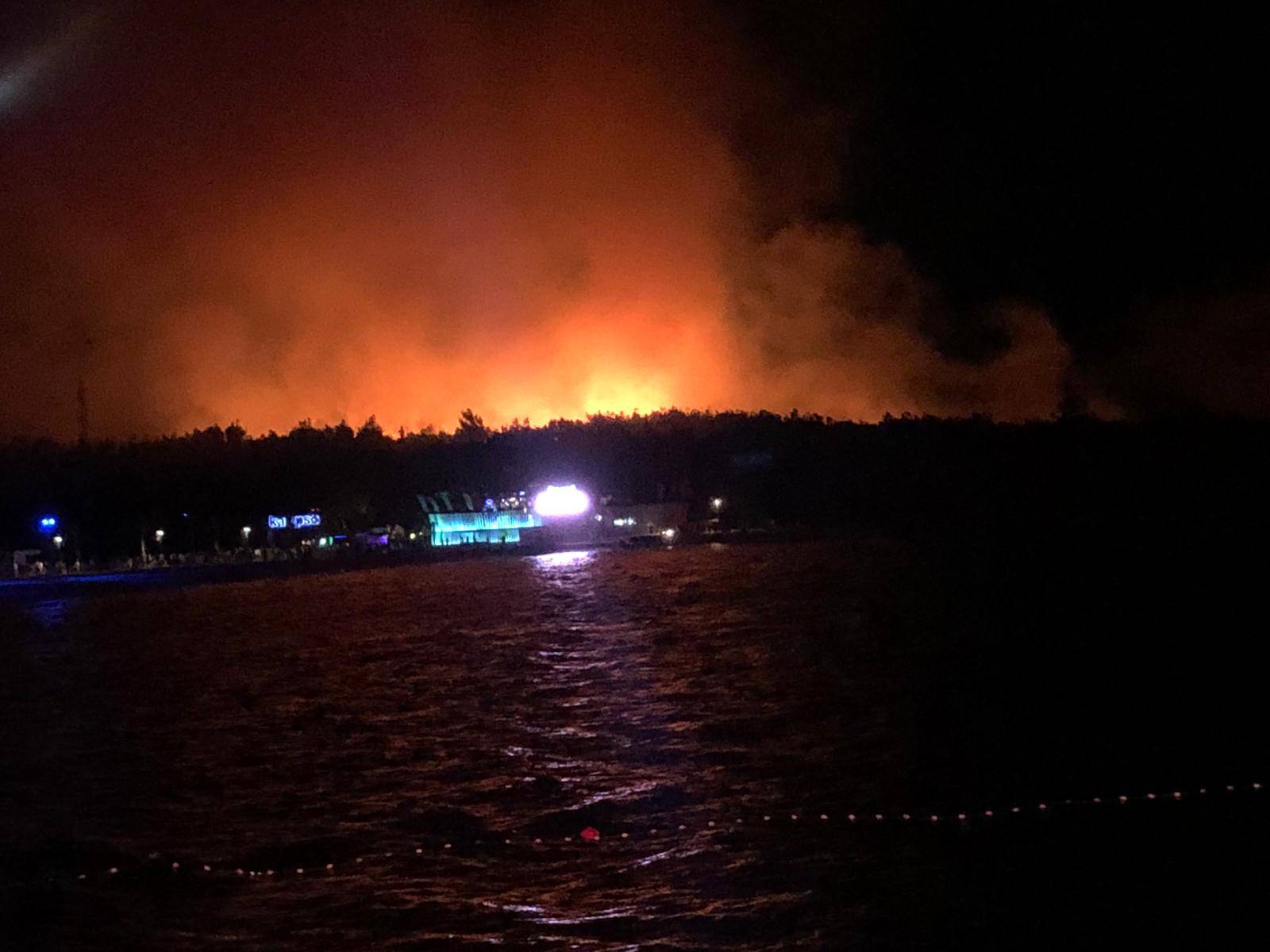 Buktinja na Zrću: Gorjelo cijelu noć, evakuirali su 10.000 ljudi