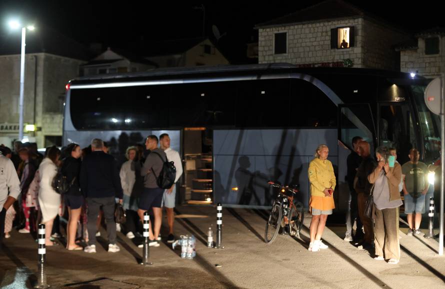 Milna: Zbog požara turisti proveli noć na rivi