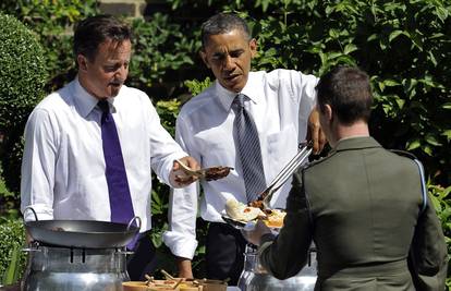 Obama i Cameron u Londonu ispekli roštilj za vojne časnike 