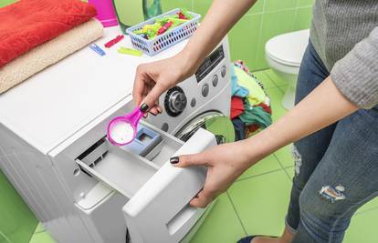 Mnogi pri pranju rublja stave previše deterdženta u perilicu: Evo koja količina je idealna
