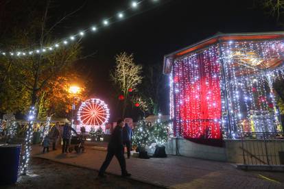 FOTO Advent u Karlovcu nikad nije bio sjajniji - panoramski kotač je pravi hit!