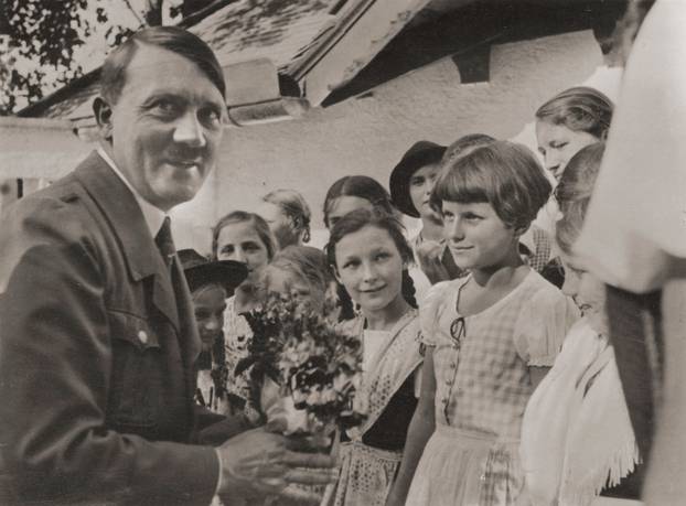 Hitler mit Berchtesgadener Kindern / Foto