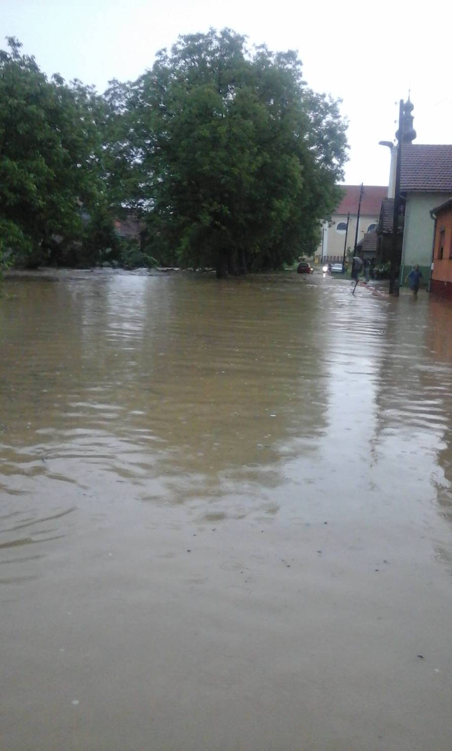 Nevrijeme rušilo stabla, nosilo krovove, kiša poplavila ulice