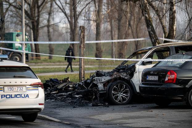 Zagreb: U Zapruđu u potpunosti izgorjela kamp prikolica, požar zahvatio i susjedna vozila