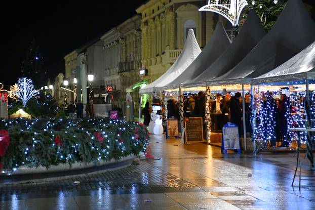 FOTO Zagreb, Split, Osijek, Sl. Brod, Vodice i ostali. Pogledajte adventsku čaroliju, ali i gužvu!