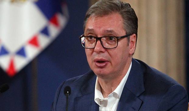 Beograd: Vučić na obraćanju javnosti vadio stvari iz košare i diktirao nove cijene