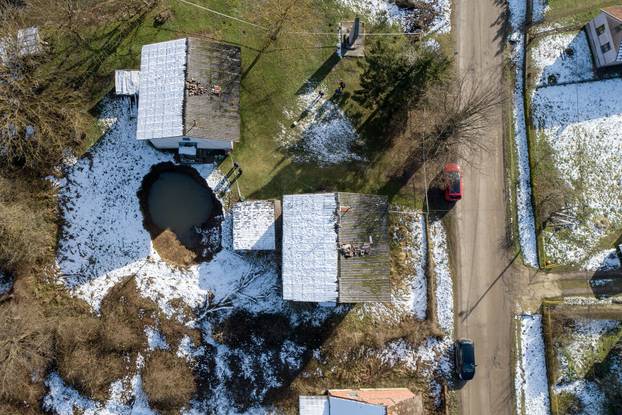 U selu Mečenčani stvaraju se goleme rupe u tlu