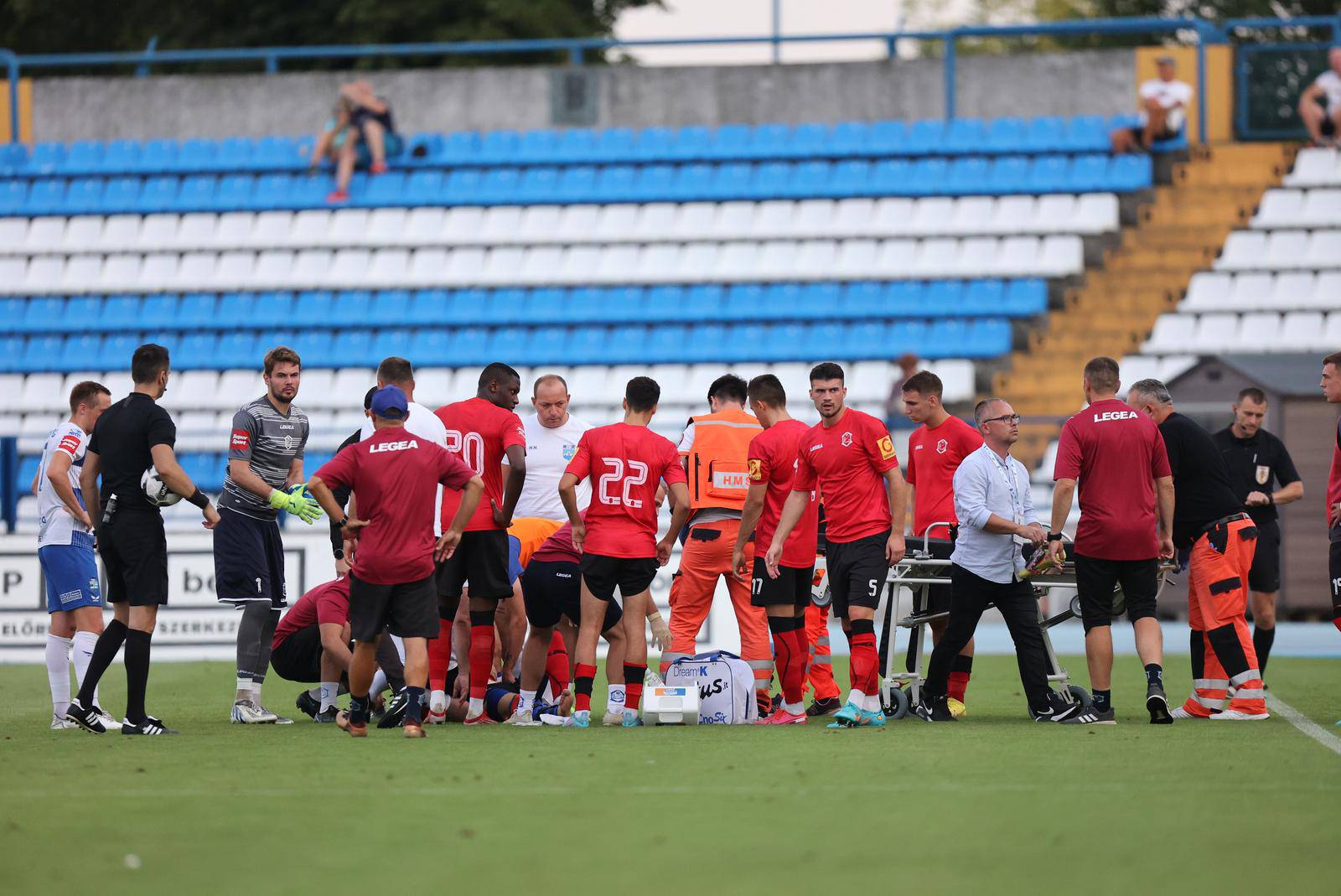 Osijek: Liječnici s utakmice NK Osijek i NK Varaždin odvezli ozlijeđenog Igora Postonjskog