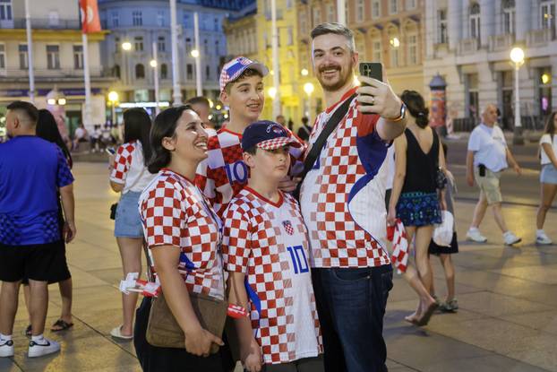 Zagreb: Navijači se okupljaju na Trgu uoči početka utakmice Hrvatske i Gane