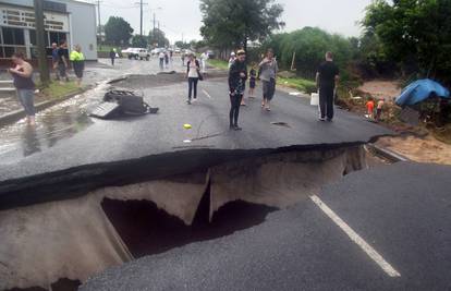 Vodena bujica probila nasipe i potopila predgrađa Brisbanea