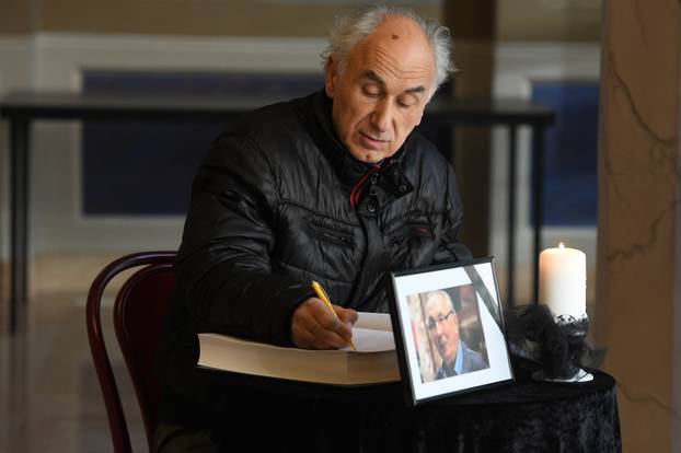 Sibenik: U HNK Šibenik otvorena knjiga žalosti za preminuloga glumca Špiru Guberinu