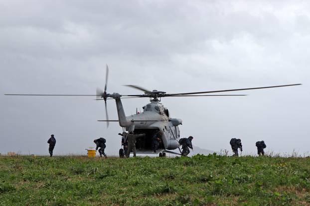 FOTO/VIDEO Evo kako budući hrvatski marinci uvježbavaju zračni desant: Ovo su kadrovi...