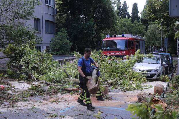 Nevrijeme poharalo Split, vatrogasci imaju pune ruke posla