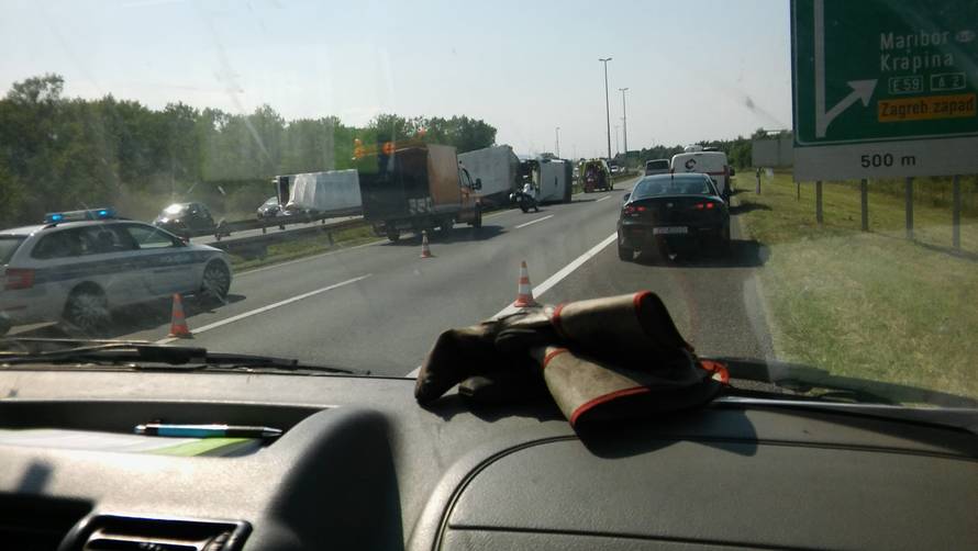 Kaos na obilaznici: Šleper se prevrnuo, uklanjaju ga s ceste