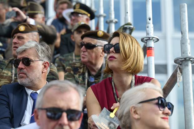 Zagreb: Uzvanici iz lože prate svečani vojni mimohod u povodu 30. obljetnice VRO Oluja