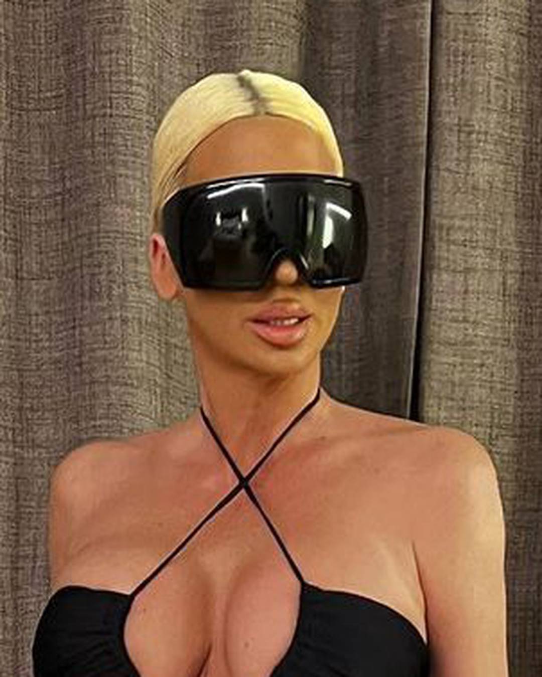 Jelena Karleuša utegnula bujne grudi u lateks: 'Gdje je hitna pomoć, dobio sam srčani udar?'