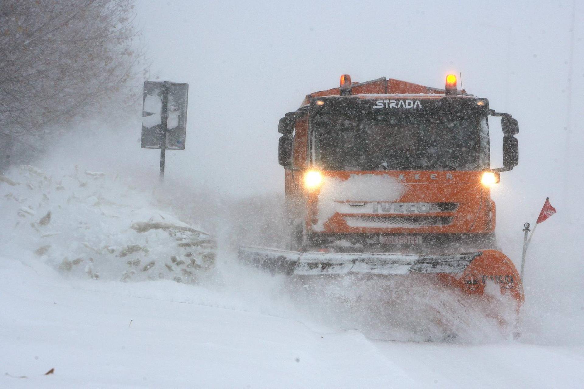 ARHIVA - Zagreb: Ralice čiste velike količine snjega na gradskim prometnicama