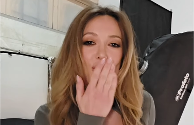 FOTO Lille bujnim dekolteom raspametila fanove: Poslala im je vrlo sočnu poruku iz studija