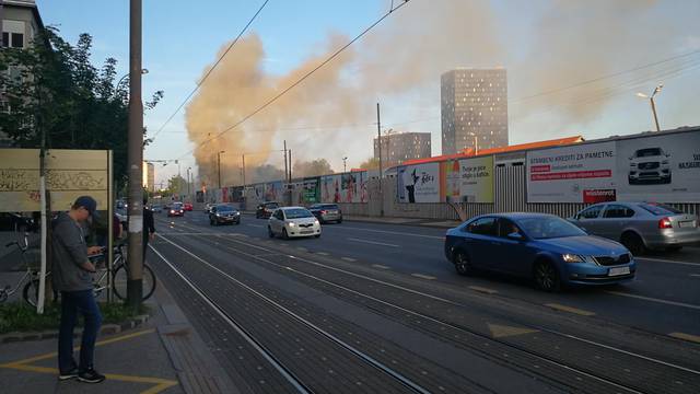 Gusti dim nad Zagrebom: Opet su gorjeli vagoni na kolodvoru