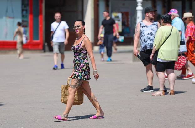 Zagreb: Centar grada tijekom blagdana, građani uživaju u hladu Zrinjevca