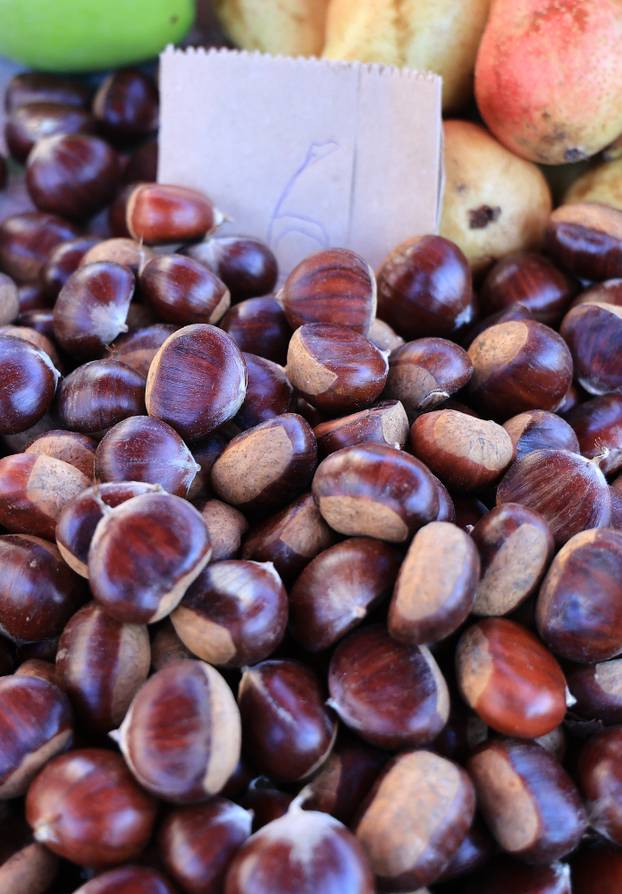 Zagreb: Na Dolac stigli prvi ovogodišnji kesteni, cijene su od 5 do 7 eura