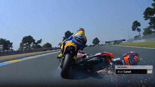 Grozan sudar na Moto 2 utrci: Motocikli letjeli zrakom, a vozači se prevrtali po stazi!