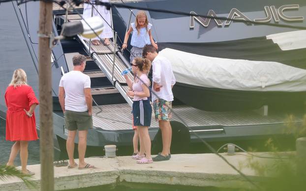 Bivša "Spajsica" Geri Halliwell sa suprugom Christianom i djecom uživa u ljetovanju na Jadranu