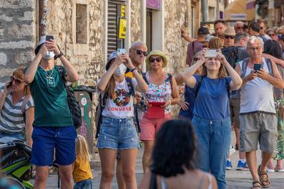 Turisti u Puli iskoristili dan za šetnju i fotografiranje grada