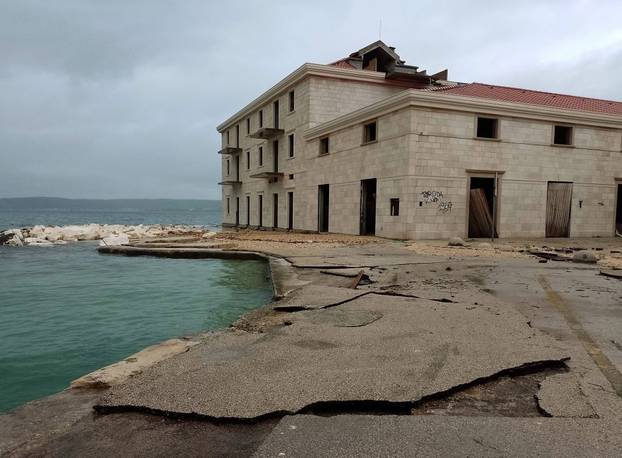 FOTO Saniraju štetu u Kaštelima nakon strašne oluje: 'Cijelu noć smo ispumpavali vodu. Bolje je'