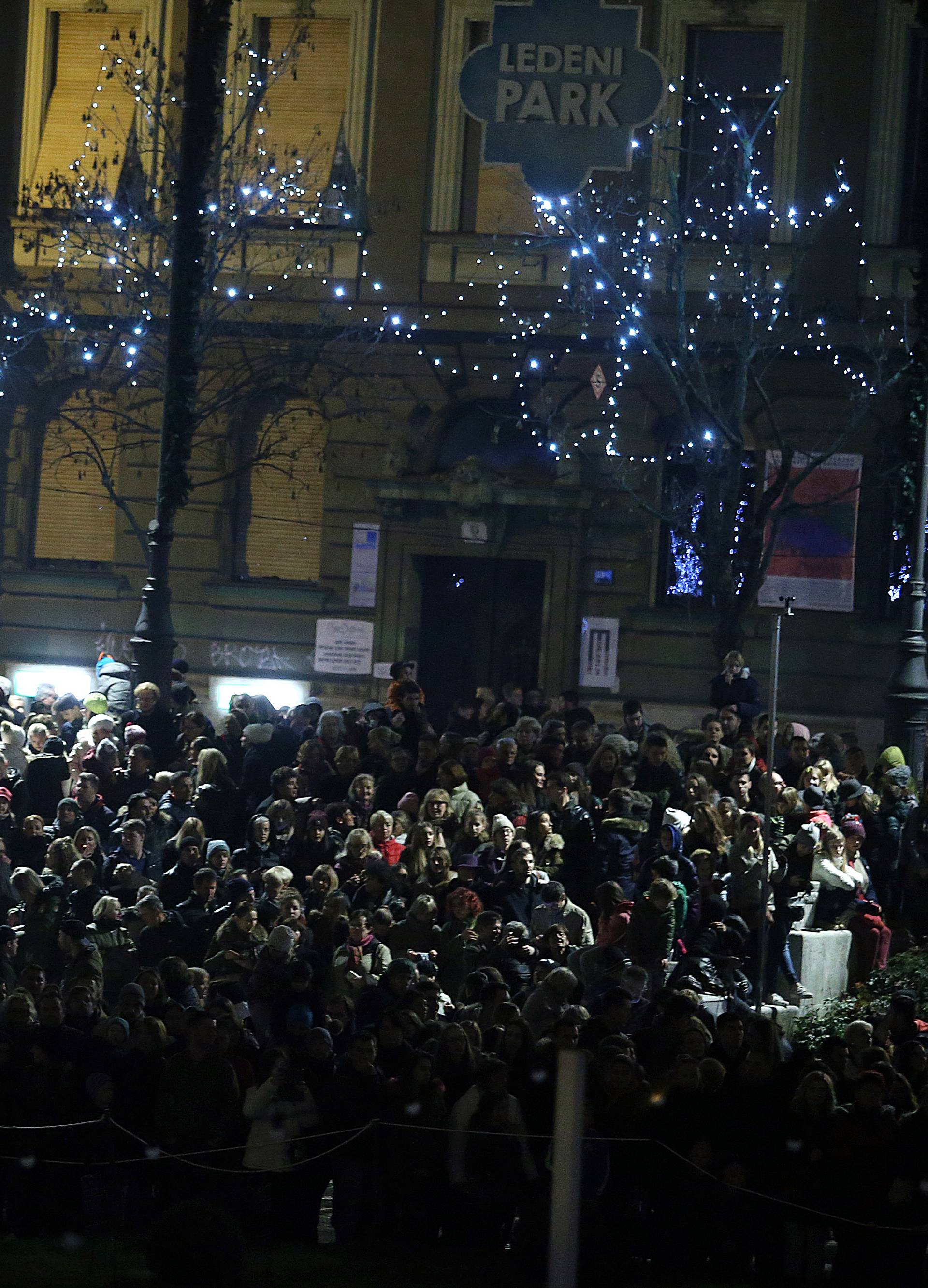 Počeo je Advent u Zagrebu: Na Zrinjevcu upalili tisuće lampica