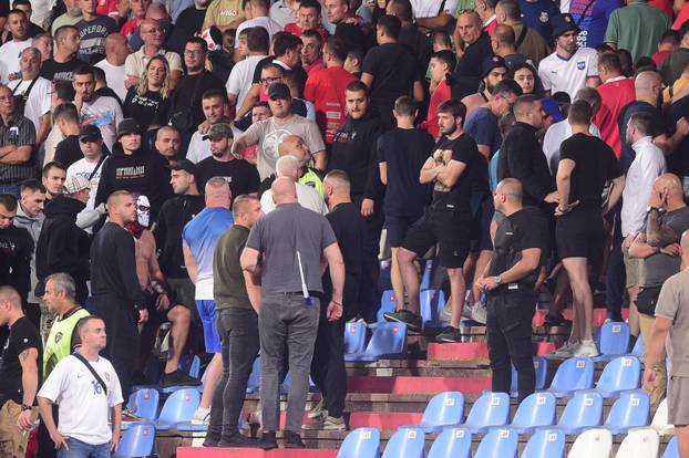 Beograd: Tijekom utakmice Srbije i Engleske izbila tučnjava, intervenirala policija