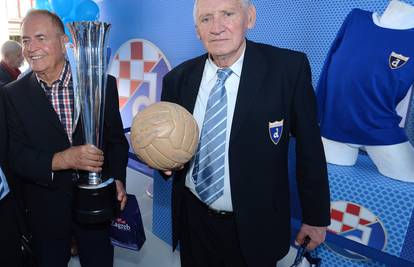 To su pravi šampioni! Trofej i lopta iz '67. izloženi na Trgu