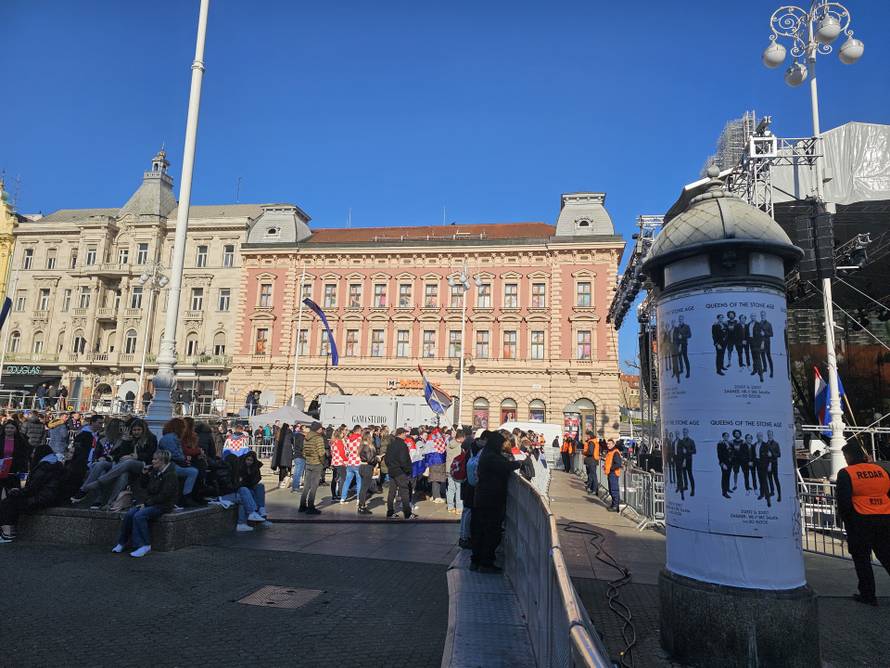 Deseci tisuća ljudi dočekali su srebrne! Trgom se orile pjesme, navijači zapalili desetak baklji