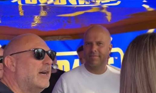 VIDEO Fućka mu se: Trener Liverpoola otišao tulumariti na Ibizu nakon velikog derbija