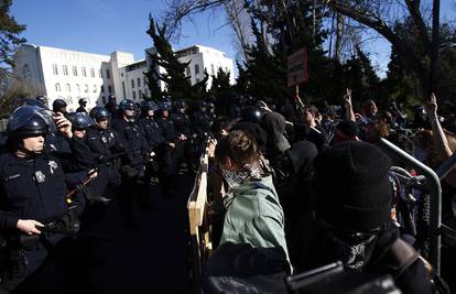 Policija u Oaklandu uhitila 400 prosvjednika, četiri ozlijeđena 