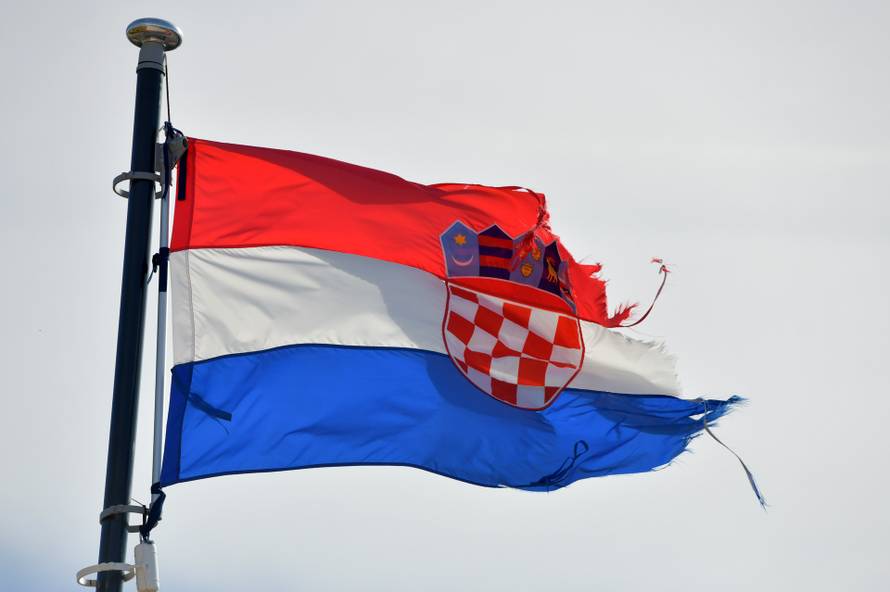 Vodice: ?esti udari vjetra poderali su hrvatsku zastavu ispred sportske dvorane