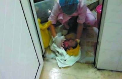 Kina: Majci su rekli da je rodila mrtvo dijete i bacili ga u zahod