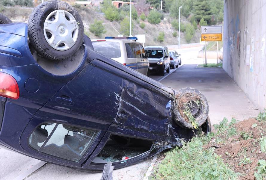 Kaštela: Nakon sudara dvaju vozila, jedno završilo na krovu