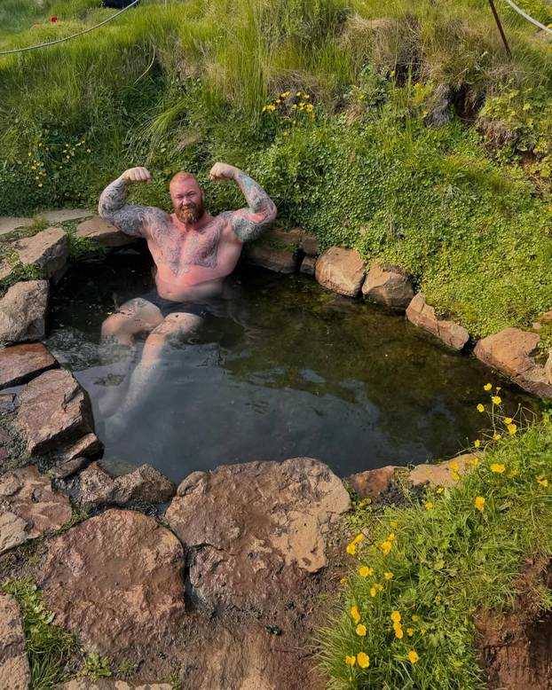 FOTO Najjači čovjek na svijetu ima 206 cm, a ljubi konobaricu od 157 cm. Tragedija ih zbližila...