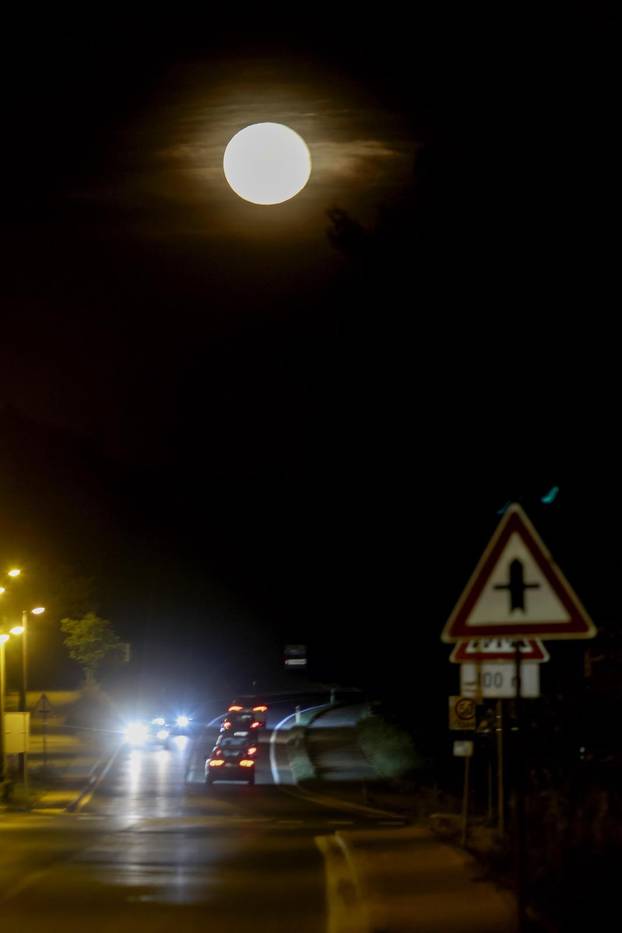 Kožino: Puni svibanjski cvjetni Mjesec