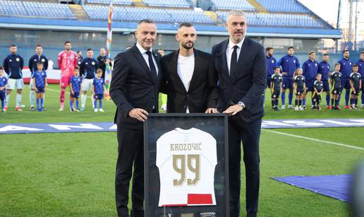 FOTO Brozović se i službeno oprostio od reprezentacije. Navijači ga dočekali ovacijama